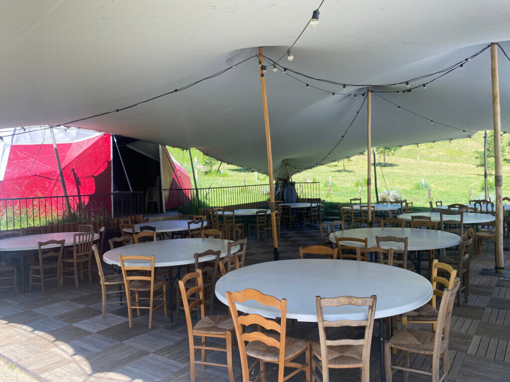 10 tables rondes terrasse couverte