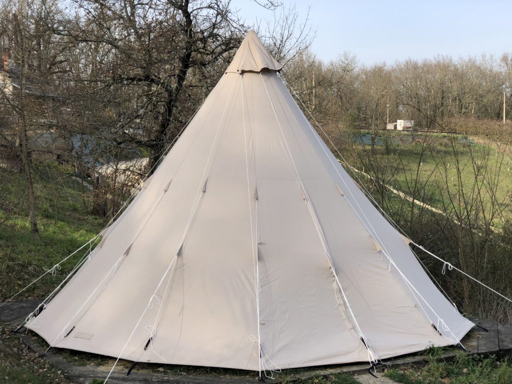 Installation d'une tente tipi en pleine nature au clos des garrigues