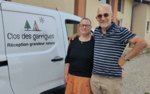 David et Sandra avec un de leur véhicule pour assurer le service de traiteur pour vos réceptions