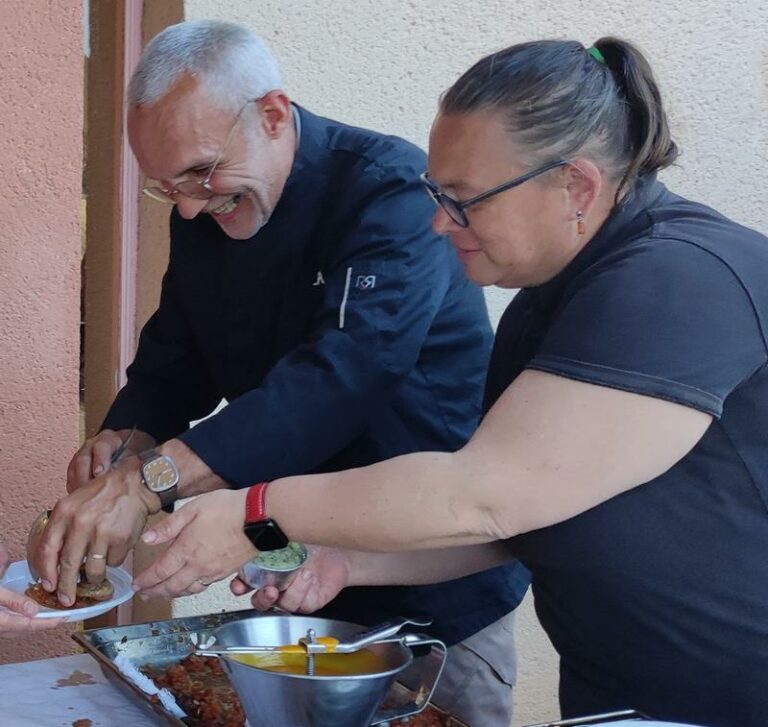 David et Sandra en plein service de cuisse de canard avec accompagnement d'une compoté de pommes de terre et une sauce mangue