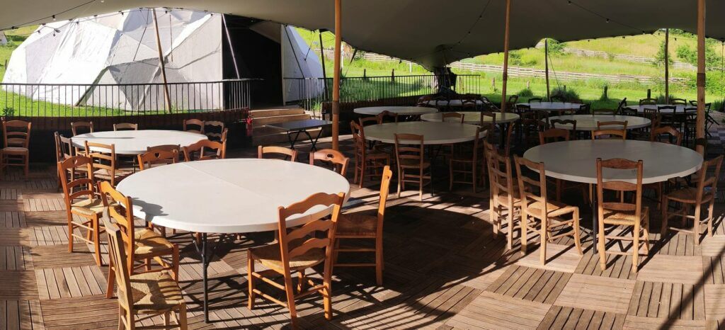 grande terrasse dansante reception mariage chaises en bois et tables rondes clos des garrigues 20240530 185511 panoramique 1024x466