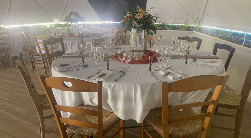 salle de mariage tables preparees chaises en bois 5329 clos des garrigues montauban 1276px 1024x565